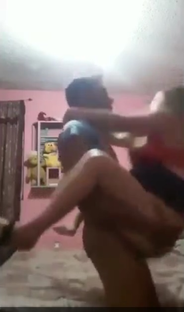 رفعني علي زبره زي الوحش وقعد ينطط فيا خلاني نزلت لبن كسي كله - سكس محارم عربي محرومه نيك