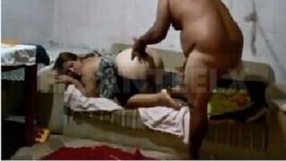 عنتيل مصري زانق بنت مربربة علي الكنبه ونازل فيها نيك طحن - سكس محارم مصري