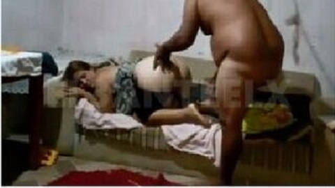 عنتيل مصري زانق بنت مربربة علي الكنبه ونازل فيها نيك طحن - سكس محارم مصري