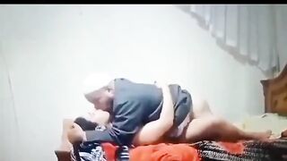 شيخ الحارة ينيك بنته علي السرير يفشخها نيك في خرم كسها الملبن سكس مصري