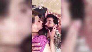 مصرية مع شاب نسوانجي عنتيل بعد ما فشخها نيك بتبوسو وتولع زبه تاني وكلام سكس سافل