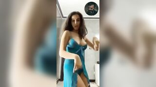 رقص شرقي ساخن يولع زبك المحروم بقميص نوم ازرق - سكس مصري