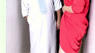 ديوث عربي يجعل صديقه ينيك زوجته امام عينية - احلي سكس جماعي مصري