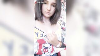 بنت اندر ايدج سخنة اوي عايزة واحد يرضع من بزازها الملبن - فيديو سكس