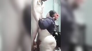 مصري يجعل مراتة تمتص زبه باحترف - مقطع سكس