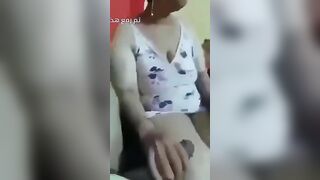 شرموطة مصرية تسخن زوجها بالمص الزب وتولع سجارة علشان تكيف - سكس مصري