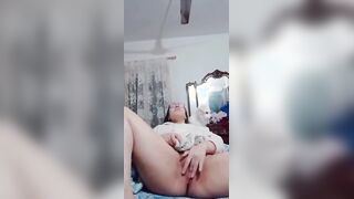 بنت في ثانوية عامة بتجيب السابعة ونص وهي بتفرك في كسها المولع نار