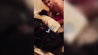 ولد مصري ابن فاجرة جايب بنت ينيكها هوا وصاحبه في الشقة