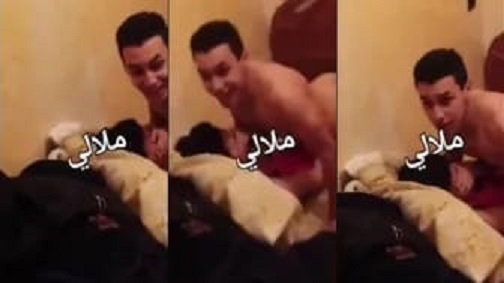 ولد مصري ابن فاجرة جايب بنت ينيكها هوا وصاحبه في الشقة