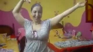 بنت فاجرة بترقص رقص سكسي ساخن يهيج الصخر يخليك تجيبهم عليها