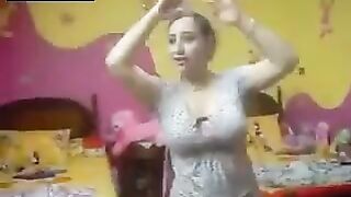 بنت فاجرة بترقص رقص سكسي ساخن يهيج الصخر يخليك تجيبهم عليها