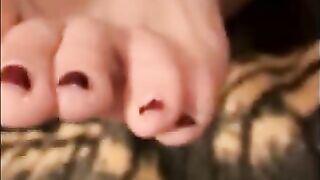 مصرية فاتحة كسها وبتستقبل زب زوجها وهي مسترخية - سكس مصري ساخن