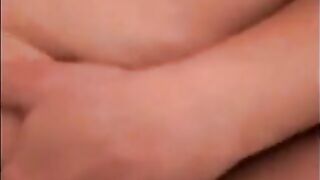 مصرية فاتحة كسها وبتستقبل زب زوجها وهي مسترخية - سكس مصري ساخن