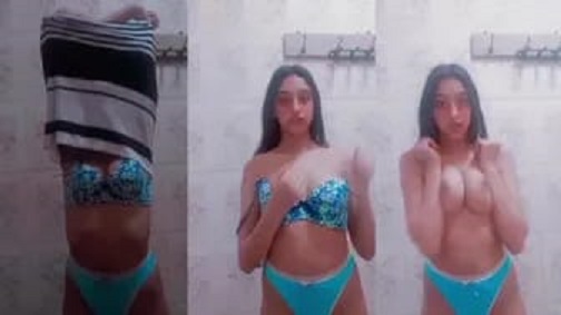 بنوتة قطقوطة زنبورها لسة محلوق طاظة في الحمام بتقلع ملط وهي هايجة اوي ساخنة نار