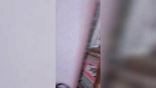 بنت بنوت فاتحة الكاميرا وبتلعب في بزازها وكسها