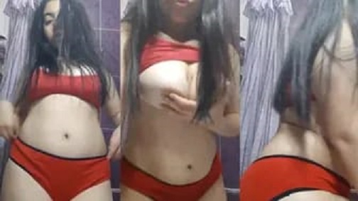 بنت جميلة اوي في الحمام فاتحا الكاميرا وبتلعب في بزازها المدورة التي مثل القشطة وهي هايجة اوي
