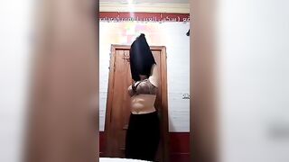 نودز في الحمام مع بنت فاجرة اوي وجامدة موت تكشف جمال جسمها لخطيبها