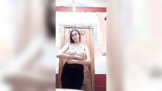 نودز في الحمام مع بنت فاجرة اوي وجامدة موت تكشف جمال جسمها لخطيبها