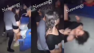 بنت مصرية مصرية شمال مزنوقة من شلة شباب ورة التورسيكل فشخها نيك جماعي - سكس مصري محارم