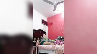 عنتيل مصري سهران مع مراته الجامدة وكلام ودلع مع مصرية جسمها صاروخ - سكس مصري