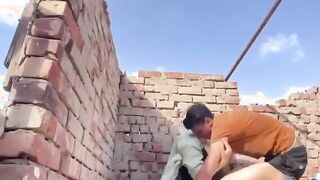 محجبة مع جارها فوق السطوح ولد مراهق فشخها ونزل لبنها وكلام من الي يحبه قلبك مع مصرية فاجرة