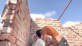 محجبة مع جارها فوق السطوح ولد مراهق فشخها ونزل لبنها وكلام من الي يحبه قلبك مع مصرية فاجرة