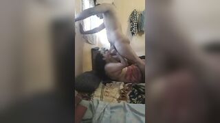 مصري بيخليها تمص زبه بشهوة عالية في الاوضة و البنت واخدها بالساعة علشان تكيف زبه الطويل - سكس مصري