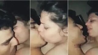 سكس بوس واحضان رومانسية من مصرية خبرة تهيج الولد وتخلية يشيلها علي زبه ويرزع فيها براحته