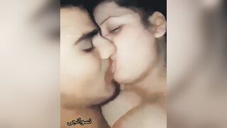 سكس بوس واحضان رومانسية من مصرية خبرة تهيج الولد وتخلية يشيلها علي زبه ويرزع فيها براحته
