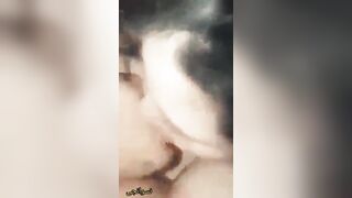 سكس بوس واحضان رومانسية من مصرية خبرة تهيج الولد وتخلية يشيلها علي زبه ويرزع فيها براحته