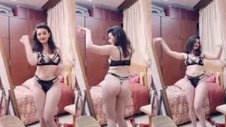 رقص شرقي ساخن هيجانة ولعة جداً عايزة تتناك باي شكل فاتة فيديو وبتصور جمال خطوتها - سكس رقص