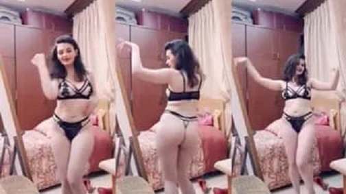رقص شرقي ساخن هيجانة ولعة جداً عايزة تتناك باي شكل فاتة فيديو وبتصور جمال خطوتها - سكس رقص