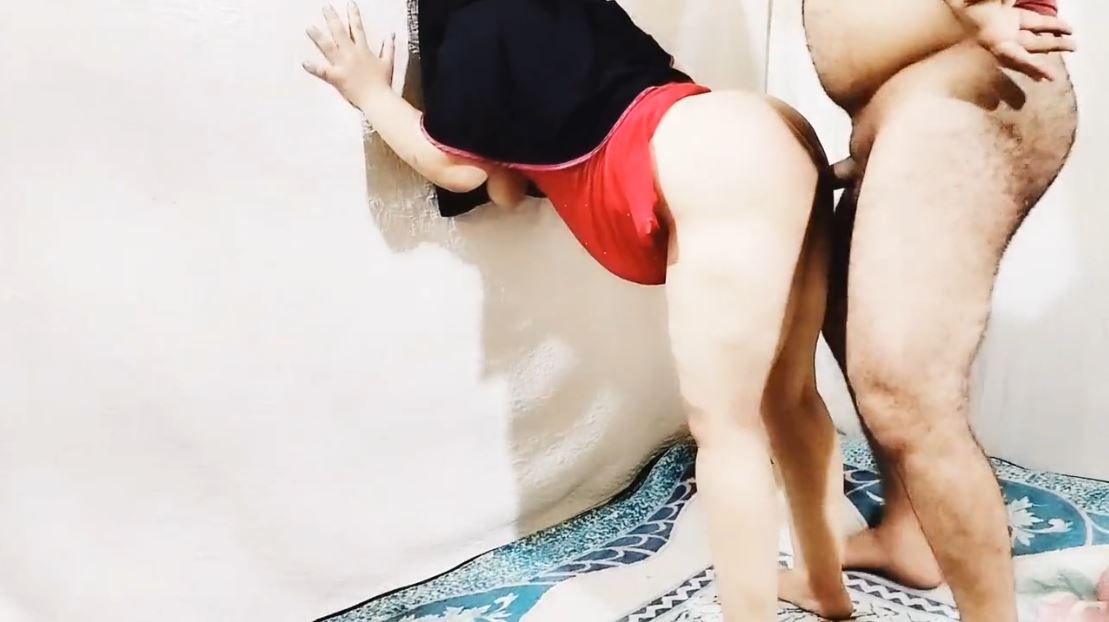 مزنوقة علي الحيط ومفنسة طيزها جامد اوي وبتاخذ الزب وهي مولعة نار - سكس عربي
